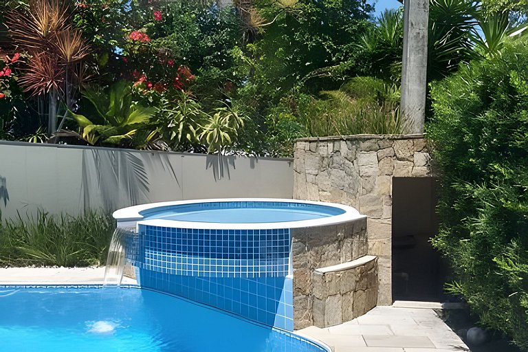 Casa de Alto Padrão | 6 Quartos | Próxima à Praia