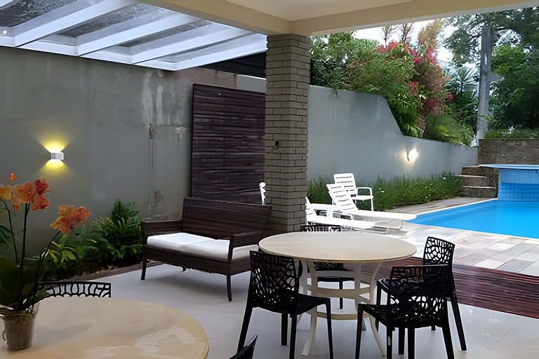 Casa de Alto Padrão | 6 Quartos | Próxima à Praia