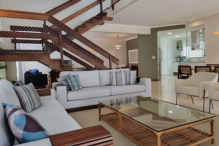 Casa de Alto Padrão | 6 Quartos | Próxima à Praia