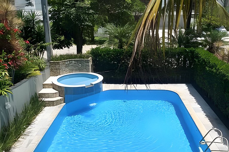 Casa de Alto Padrão | 6 Quartos | Próxima à Praia