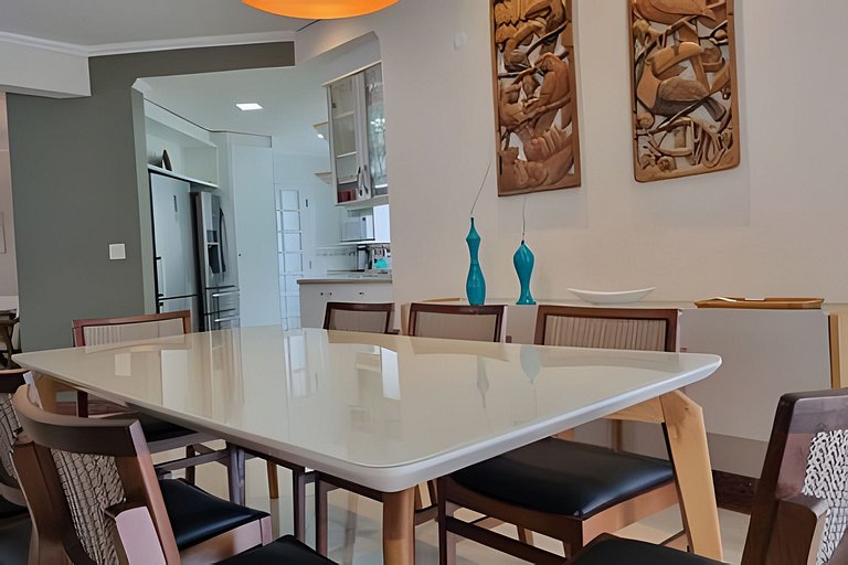 Casa de Alto Padrão | 6 Quartos | Próxima à Praia