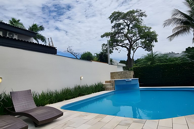 Casa de Alto Padrão | 6 Quartos | Próxima à Praia