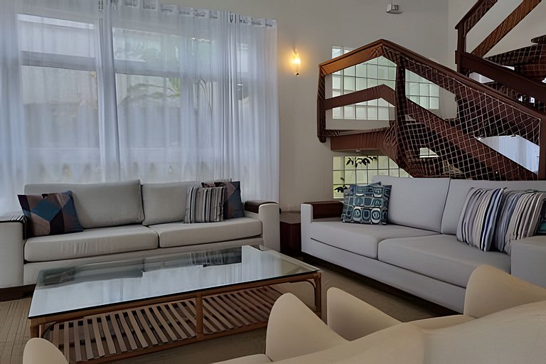 Casa de Alto Padrão | 6 Quartos | Próxima à Praia