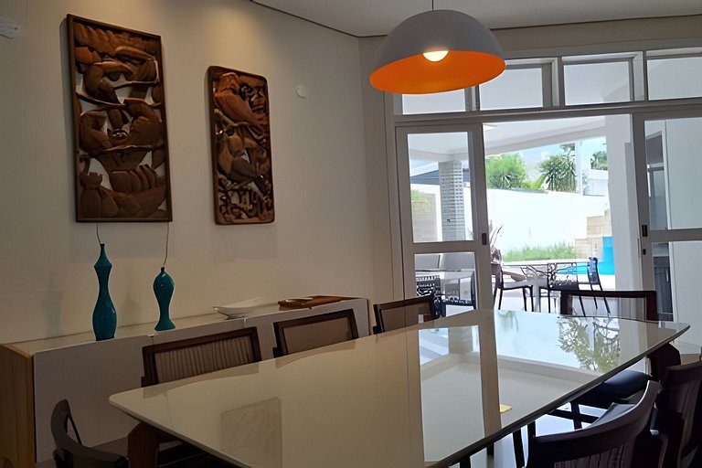 Casa de Alto Padrão | 6 Quartos | Próxima à Praia