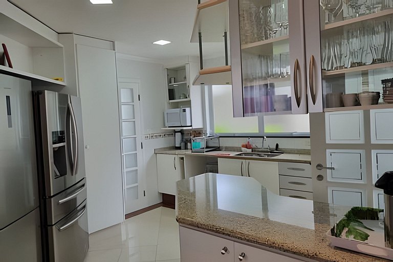 Casa de Alto Padrão | 6 Quartos | Próxima à Praia