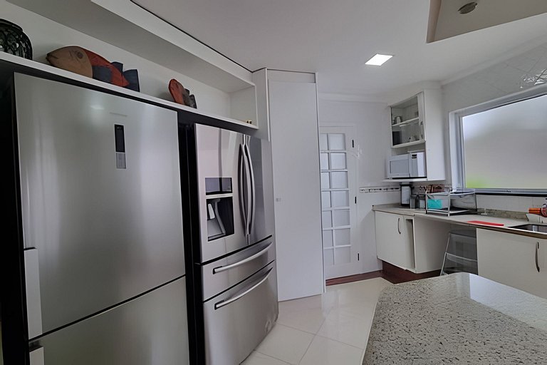 Casa de Alto Padrão | 6 Quartos | Próxima à Praia