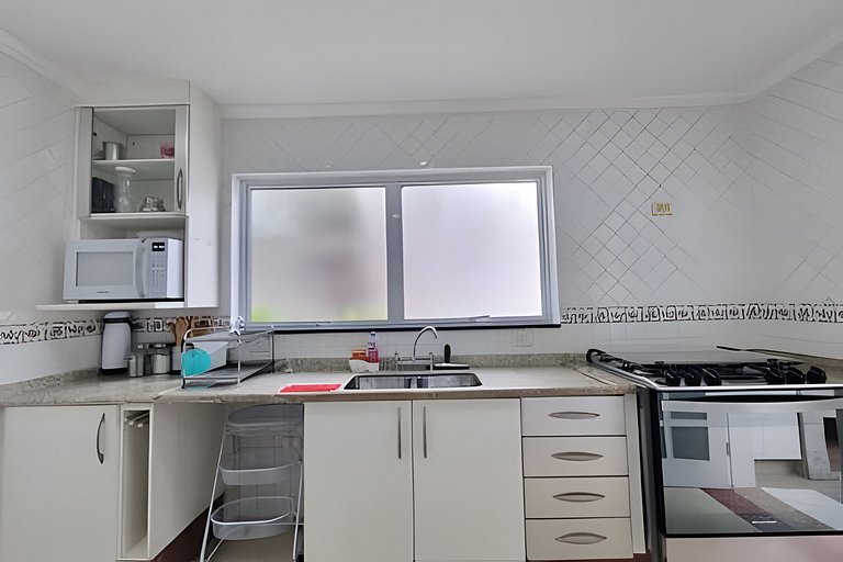 Casa de Alto Padrão | 6 Quartos | Próxima à Praia