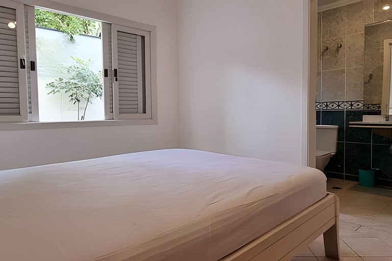 Casa de Alto Padrão | 6 Quartos | Próxima à Praia