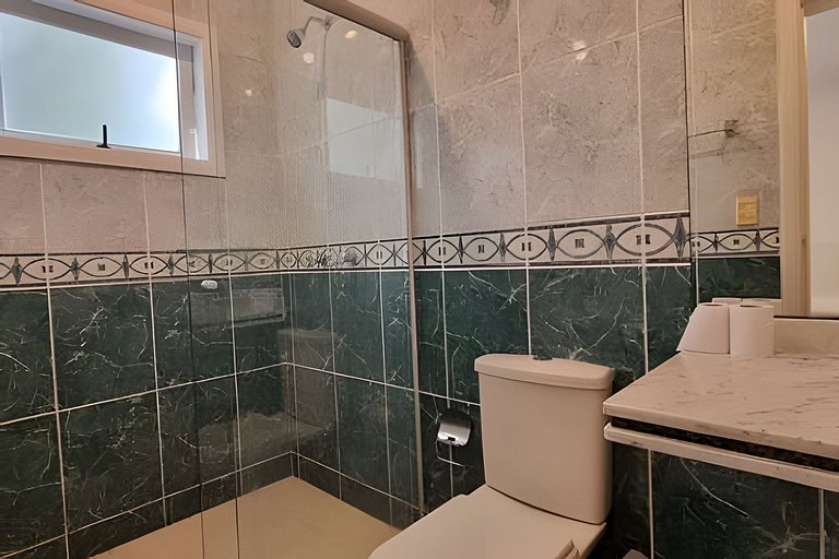 Casa de Alto Padrão | 6 Quartos | Próxima à Praia