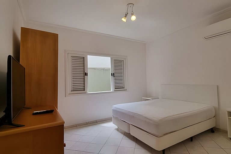 Casa de Alto Padrão | 6 Quartos | Próxima à Praia