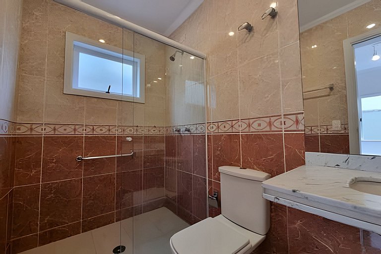 Casa de Alto Padrão | 6 Quartos | Próxima à Praia