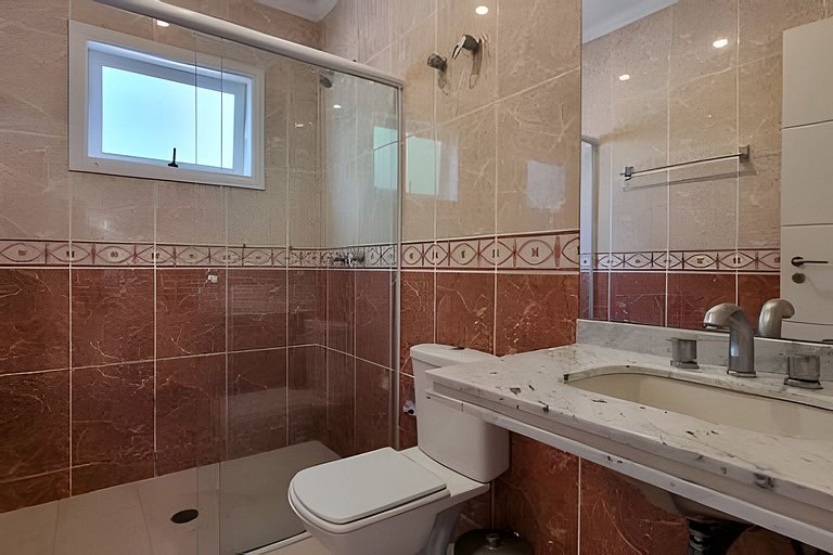 Casa de Alto Padrão | 6 Quartos | Próxima à Praia