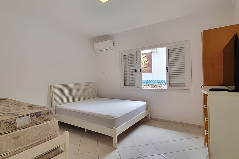 Casa de Alto Padrão | 6 Quartos | Próxima à Praia