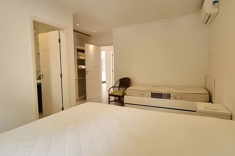 Casa de Alto Padrão | 6 Quartos | Próxima à Praia