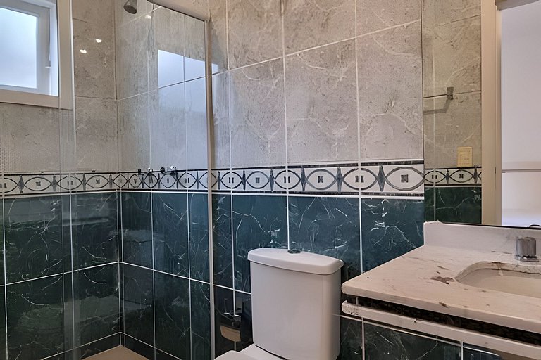 Casa de Alto Padrão | 6 Quartos | Próxima à Praia