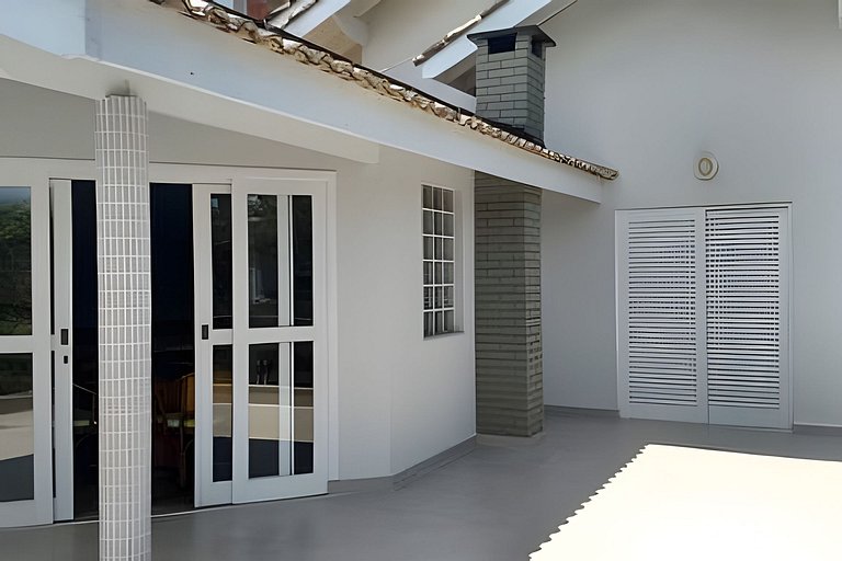 Casa de Alto Padrão | 6 Quartos | Próxima à Praia