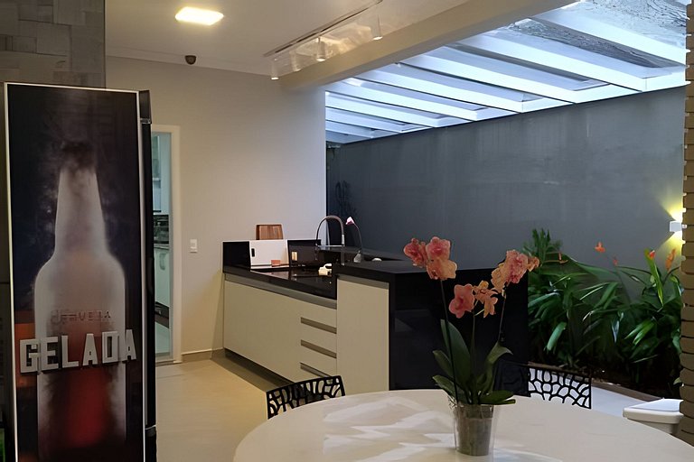 Casa de Alto Padrão | 6 Quartos | Próxima à Praia