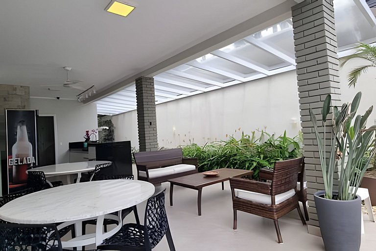 Casa de Alto Padrão | 6 Quartos | Próxima à Praia
