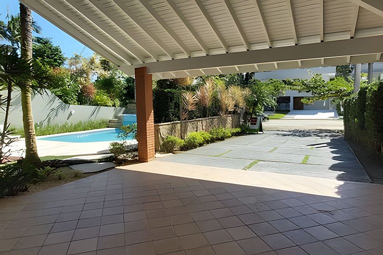 Casa de Alto Padrão | 6 Quartos | Próxima à Praia