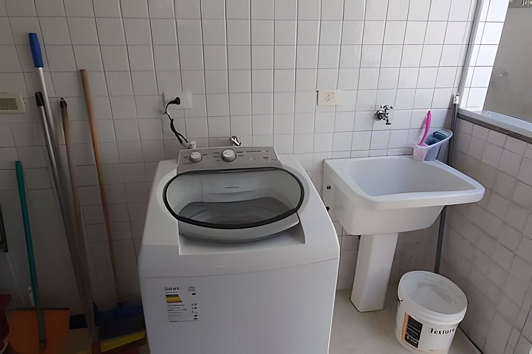 Casa de Alto Padrão | 6 Quartos | Próxima à Praia