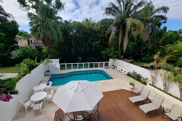 Tranquila e Espaçosa Casa na Riviera | 4 Suítes