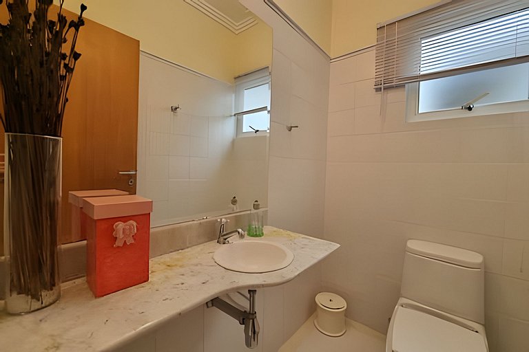 Tranquila e Espaçosa Casa na Riviera | 4 Suítes