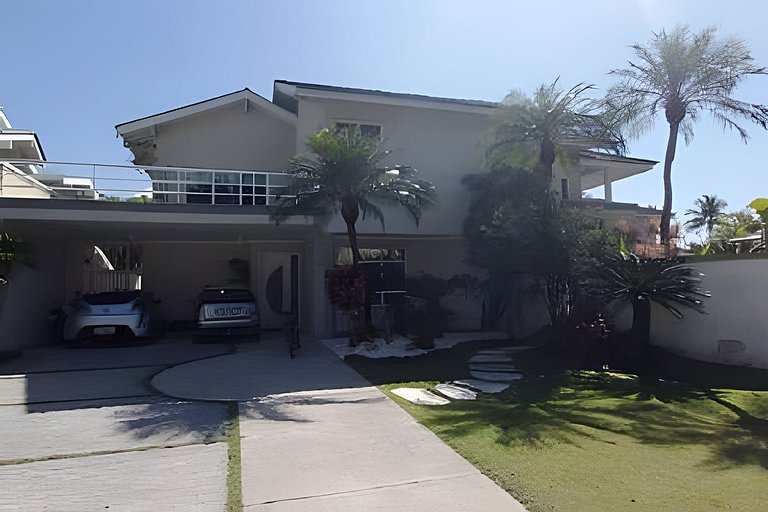 Magnífica Mansão | 10 Suítes | Próxima à Praia