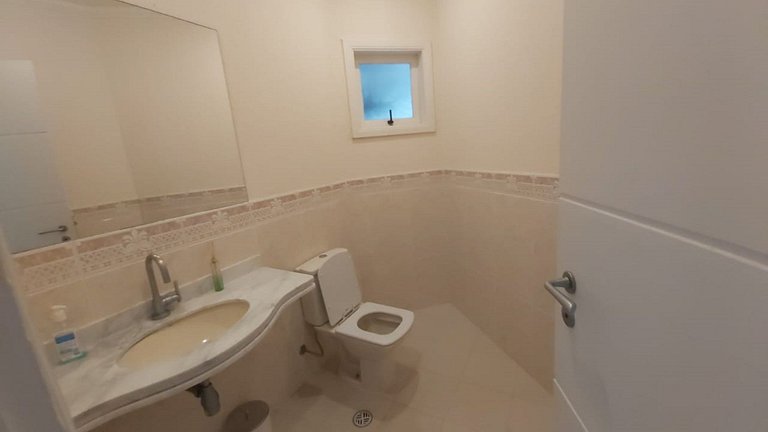 Casa de Alto Padrão | 6 Quartos | Próxima à Praia