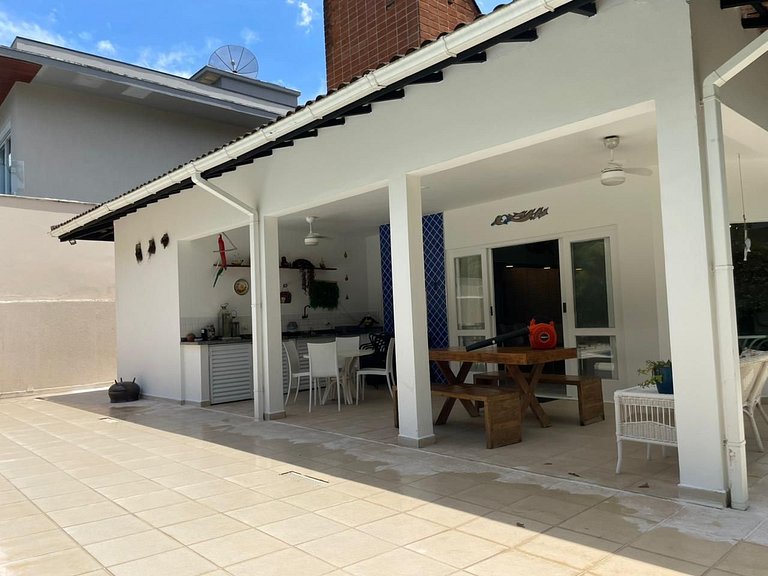 Linda Casa Térrea na Riviera | 4 Suítes | Mód. 21