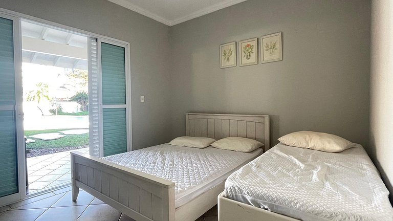 Magnífica Mansão | 10 Suítes | Próxima à Praia