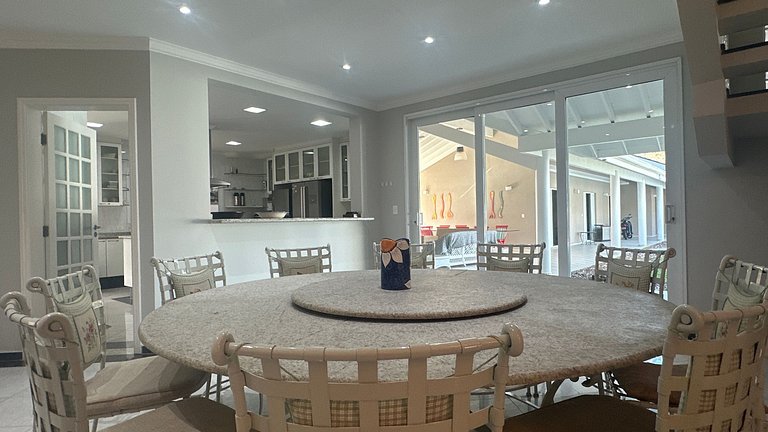 Magnífica Mansão | 10 Suítes | Próxima à Praia