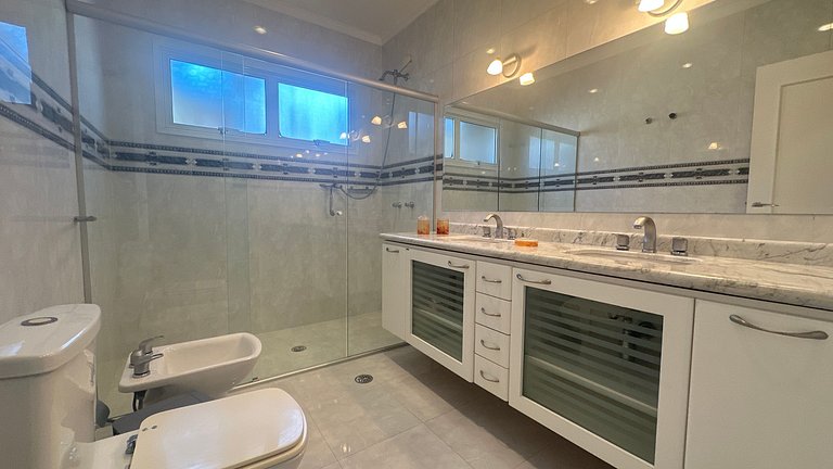 Magnífica Mansão | 10 Suítes | Próxima à Praia