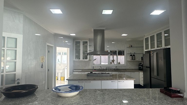 Magnífica Mansão | 10 Suítes | Próxima à Praia