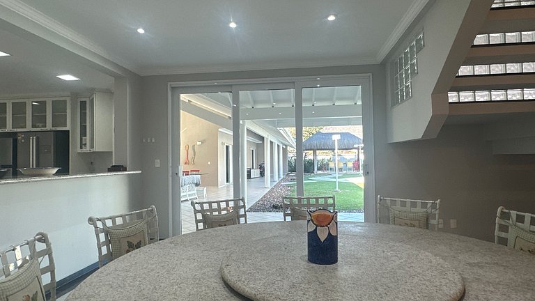 Magnífica Mansão | 10 Suítes | Próxima à Praia