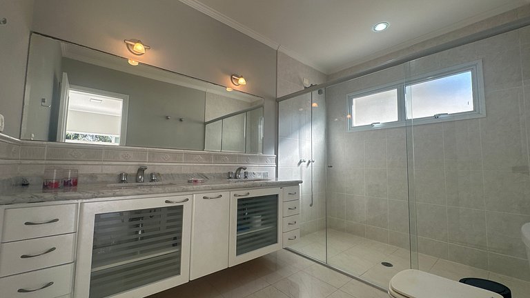 Magnífica Mansão | 10 Suítes | Próxima à Praia