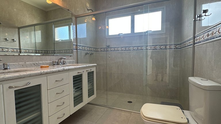 Magnífica Mansão | 10 Suítes | Próxima à Praia