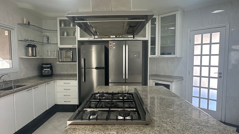 Magnífica Mansão | 10 Suítes | Próxima à Praia