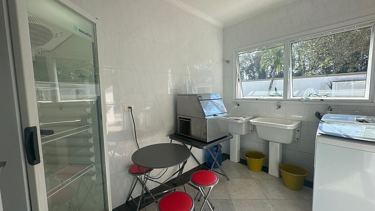 Magnífica Mansão | 10 Suítes | Próxima à Praia