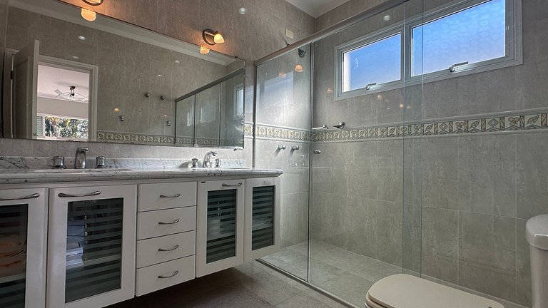 Magnífica Mansão | 10 Suítes | Próxima à Praia