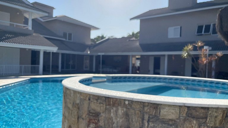 Magnífica Mansão | 10 Suítes | Próxima à Praia