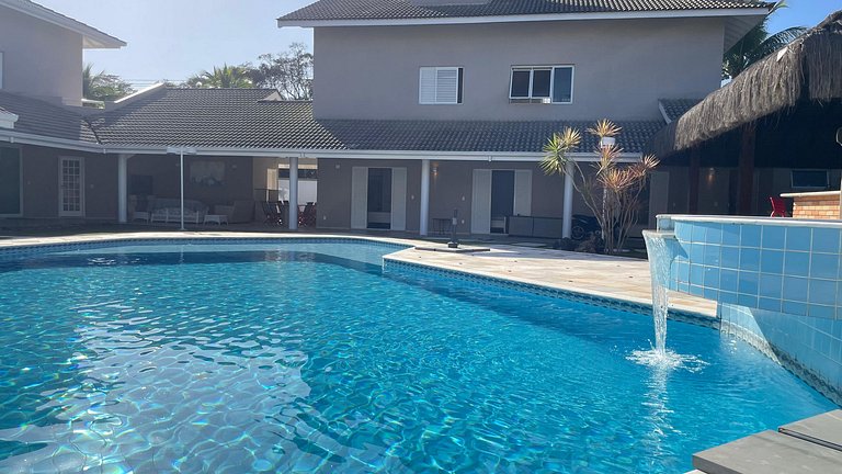 Magnífica Mansão | 10 Suítes | Próxima à Praia