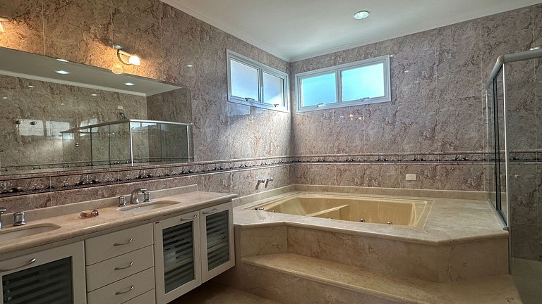 Magnífica Mansão | 10 Suítes | Próxima à Praia