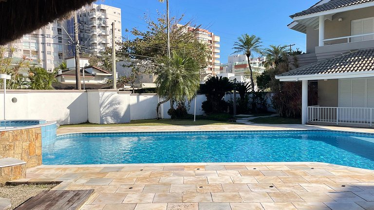 Magnífica Mansão | 10 Suítes | Próxima à Praia