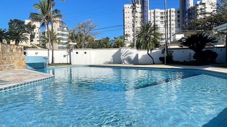 Magnífica Mansão | 10 Suítes | Próxima à Praia