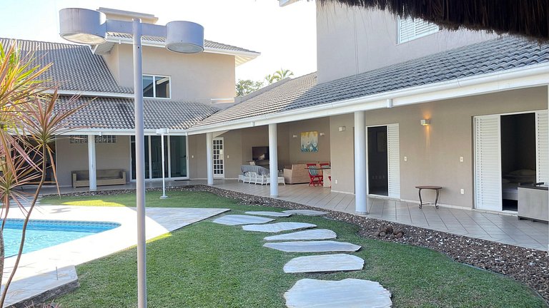 Magnífica Mansão | 10 Suítes | Próxima à Praia