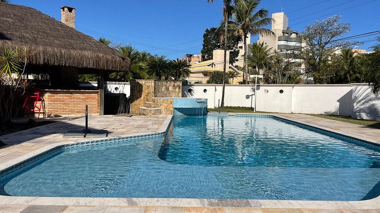 Magnífica Mansão | 10 Suítes | Próxima à Praia