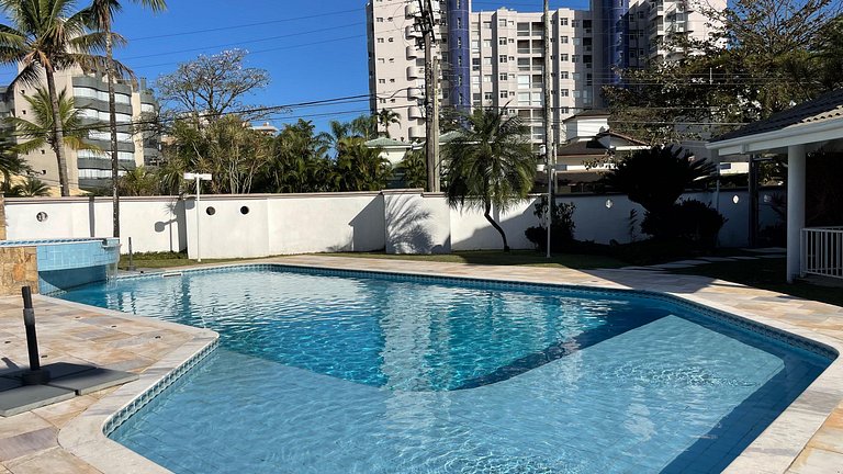 Magnífica Mansão | 10 Suítes | Próxima à Praia